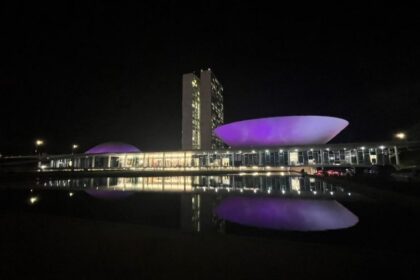 Congresso se ilumina de lilás para conscientização sobre o câncer de colo do útero