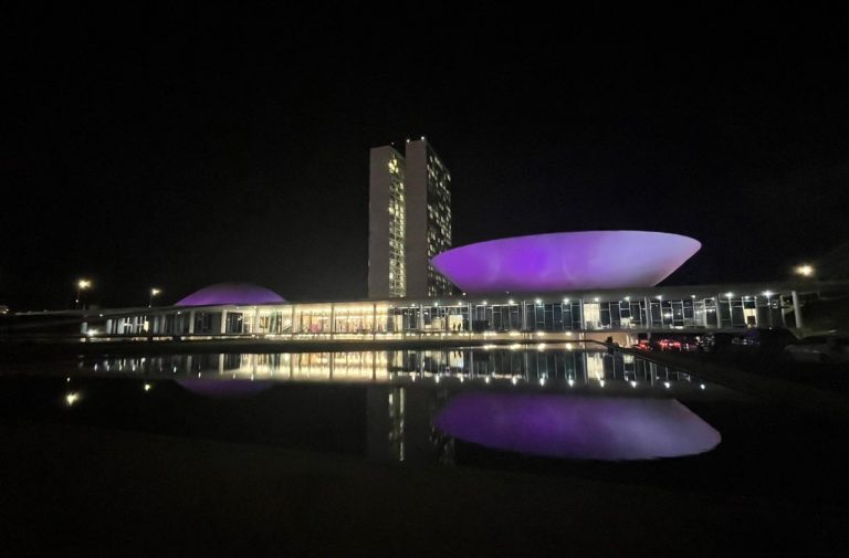 Congresso se ilumina de lilás para conscientização sobre o câncer de colo do útero