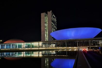 Congresso recebe iluminação especial pelo Dia Mundial do Rim
