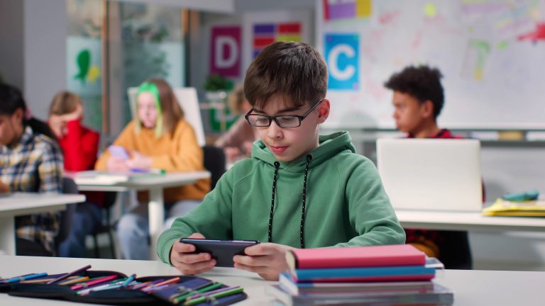 Conselho de Comunicação debate restrição de celulares nas escolas nesta segunda