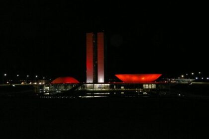 Congresso recebe iluminação especial para conscientização sobre o mieloma múltiplo