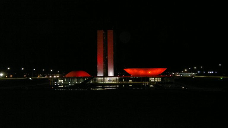 Congresso recebe iluminação especial para conscientização sobre o mieloma múltiplo