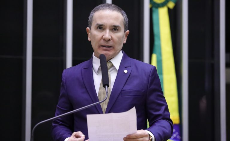 Projeto determina que emissoras de rádio e TV transmitam informes educativos sobre o sistema político
