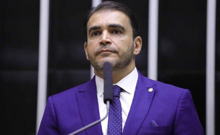 Projeto pune com inelegibilidade quem se filiar a mais de um partido ao mesmo tempo