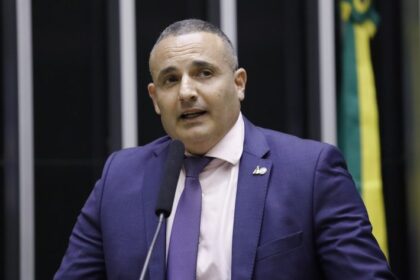 Projeto criminaliza erotização infantojuvenil em redes sociais