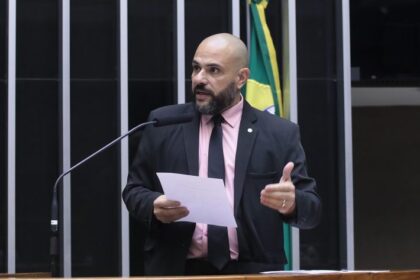 Comissão aprova proposta que exige autodescrição de oradores em eventos oficiais