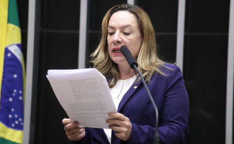 Projeto cria pensão para cuidadores de crianças e adolescentes afastados de pais que usam drogas