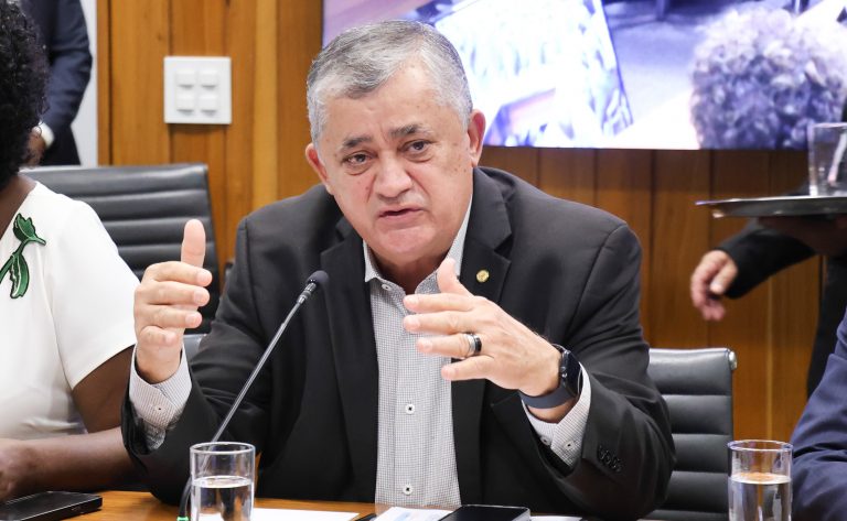 Projeto concede apoio financeiro a pessoa com deficiência associada ao vírus Zika