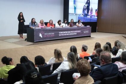 Participantes de debate apontam formas de violência contra a mulher e destacam importância de procuradorias