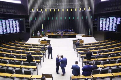 Câmara aprova aumento de pena para quem entregar bebida alcoólica a criança se houver o consumo; acompanhe