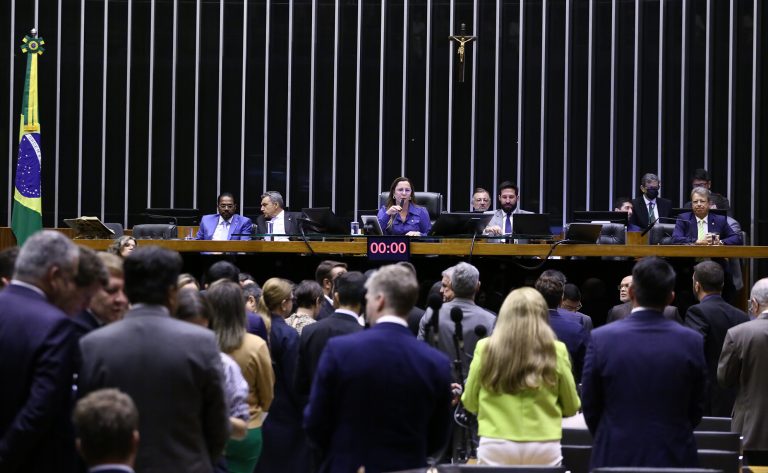 Deputados da oposição criticam julgamento de Bolsonaro; governistas elogiam “dia histórico”