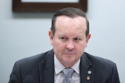 Comissão aprova proposta que determina a presença de intérpretes de Libras em comícios