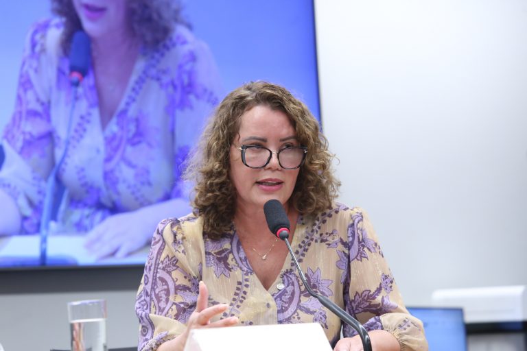 Comissão aprova projeto que proíbe apps de mensagens de bloquear usuário sem autorização judicial