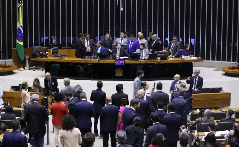 Câmara aprova projeto que prevê medidas do governo brasileiro contra tarifas de outros países
