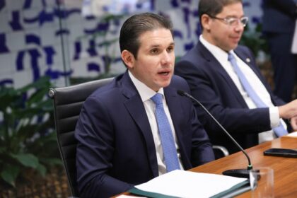 Hugo Motta cria comissões para discutir PNE, isenção do Imposto de Renda e inteligência artificial