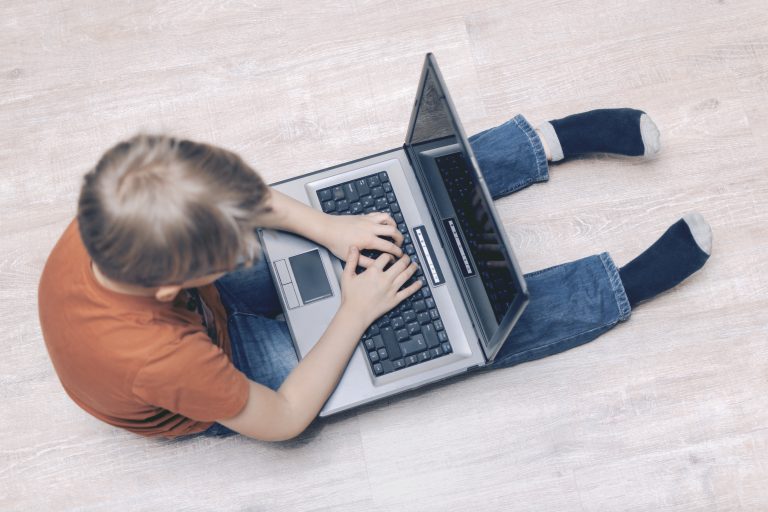 Comissão debate ambientes digitais e saúde mental de crianças e adolescentes