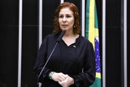 Carla Zambelli culpa hacker e diz que vai recorrer contra prisão decretada pelo STF
